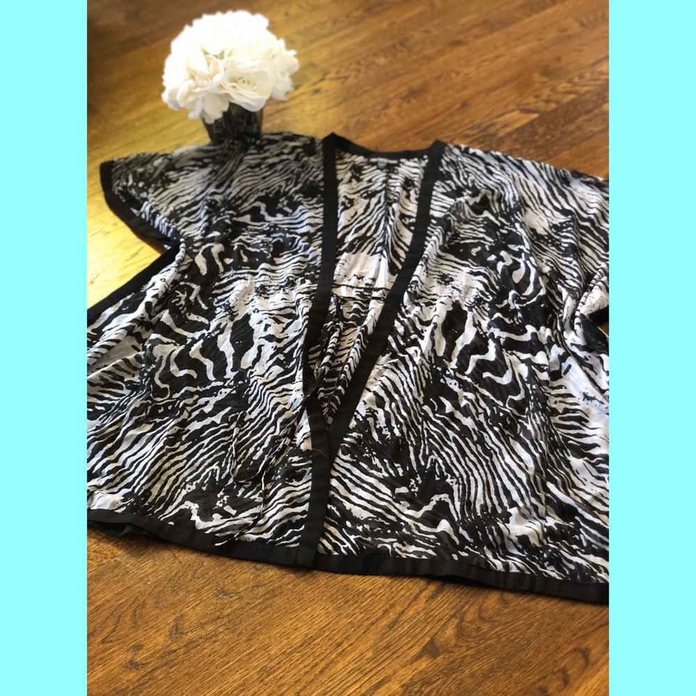 4/$20🎊Zebra Print Kimono-Style Coverup🖤